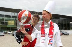 Basketball - FC Bayern Team holt Fahrzeuge bei Audi ab - Köchin Audi Forum jougliert unter Anleitung mit einem Basketball auf einem Stift