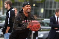 Basketball - FC Bayern Team holt Fahrzeuge bei Audi ab - Lawrence Roberts beim Korbwerfen