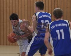 Basketball - TSV Etting - TSV Wemding - links Ernst Szenn kämpft sich durch die Abwehr
