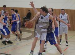 Basketball - TSV Etting - TSV Wemding - Im Zweikampf sucht Helmut Sendldorfer einen Anspielpartner