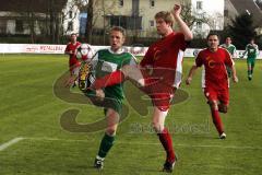 Bezirksliga  Oberbayern SV Manching : SV Sulzemoos Torsten Holm (SV Manching) im Zweikampf mit Felix Bochemühl (SV Sulzemoos) vor dem Sulzemooser Tor