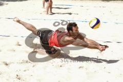 Beachvolleyball Turnier - BVV Beach Cup Ingolstadt - Kim Huber (rotes Trikot) Ingolstadt und Andrej German (weisses Trikot) Niederviehbach