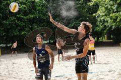 Beachvolleyball Turnier - BVV Beach Cup Ingolstadt - Kim Huber (blaues Trikot) Ingolstadt und Tobias Besenböck  (schwarzes Trikot) ASV Dachau