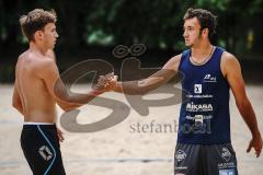 Beachvolleyball Turnier - BVV Beach Cup Ingolstadt - Kim Huber (blaues Trikot) Ingolstadt und Tobias Besenböck  (ohne Trikot) ASV Dachau, Jubel