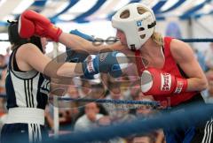 Amateur Deutsche Meisterschaft FrauenBoxen in Eichstätt - Cindy Metz aus Bayern Siegerin im Feder über links Lisa Kempin aus NR