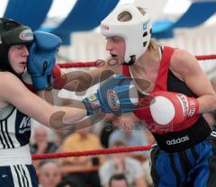 Amateur Deutsche Meisterschaft FrauenBoxen in Eichstätt - Cindy Metz aus Bayern Siegerin im Feder über links Lisa Kempin aus NR