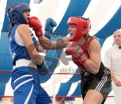 Amateur Deutsche Meisterschaft FrauenBoxen in Eichstätt -  links Christina Hammer (TH) rechts Siegerin Orlovic Nicolina Bayern