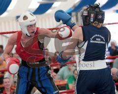 Amateur Deutsche Meisterschaft FrauenBoxen in Eichstätt - Cindy Metz aus Bayern Siegerin im Feder über rechts Lisa Kempin aus NR