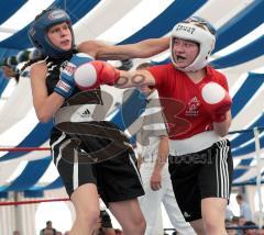 Amateur Deutsche Meisterschaft FrauenBoxen in Eichstätt - links Veronika Dubinina MV gegen rechts Lisa Eisenbrandt Siegerin aus Würzburg für Bayern