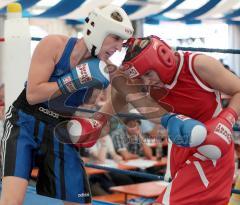 Amateur Deutsche Meisterschaft FrauenBoxen in Eichstätt - links Siegerin aus bayern Julia Irmen gegen Natali Kalinowski