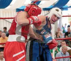 Amateur Deutsche Meisterschaft FrauenBoxen in Eichstätt - links Natali Kalinowski (Berlin) rechts Siegerin aus Bayern Julia Irmen