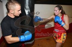 Bianca Bartling - Boxen und Kickboxerin - gibt Hilfestellung Dardan Morina