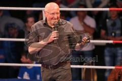 Ingolstädter Boxnacht - Fronte79 - Box-Club Ingolstadt vs. Auswahl München - Vereinspräsident Alois Finkenzeller überreicht Pokale
