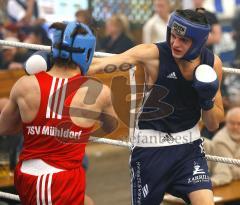 BoxClub Ingolstadt - TSV Mühldorf - Viktor Winkert (rechts) mit seiner langen Linken gegen den Frankenmeister Ulybaev