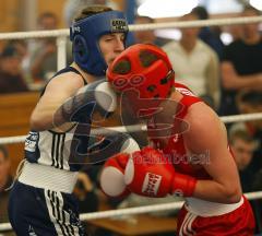 BoxClub Ingolstadt - TSV Mühldorf - links Dennis Maurer gegen den erfahrenen Alex Oberst trifft hier mit der Führhand