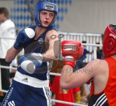 Box Club Ingolstadt - Singen - Festzeltboxen - links Viktor Winkert  wehrt sich gekonnt gegen den Schlaghagel des ungestümen Ibrahim Ahmad