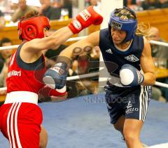 BoxClub Ingolstadt - TSV Mühldorf - Frauenboxkampf - rechts Nicolina Orlovic (deutsche Meisterin im Damen-Mittel-Gewicht) ging von der ersten Sekunde gegen T.Sovarsky voll ran.