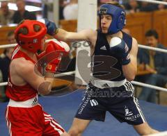 BoxClub Ingolstadt - TSV Mühldorf - rechts Dennis Maurer trifft seinen Gegner Alex Oberst zuerst mit der linken Führhand und dann mit seiner Rechten