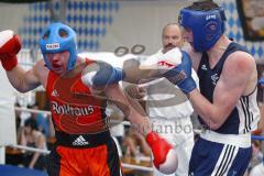 Box Club Ingolstadt - Singen - Festzeltboxen - Halbschwergewicht rechts vom BCI Ilia Winkert trifft Igor Sokrator mit einer harten Rechten und der Ringrichter schreitet ein