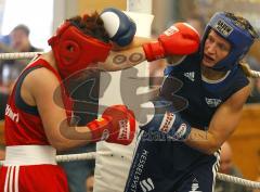 BoxClub Ingolstadt - TSV Mühldorf - rechts Nicolina Orlovic (deutsche Meisterin im Damen-Mittel-Gewicht) ging von der ersten Sekunde gegen T.Sovarsky voll ran.