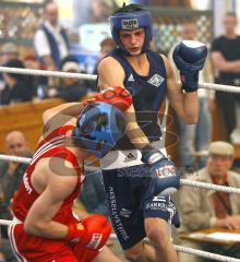 BoxClub Ingolstadt - TSV Mühldorf- stehend Viktor Winkert gegen den Frankenmeister Ulybaev musste bis zum Schluß seinen Gegner auf Abstand halten