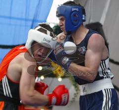 Box Club Ingolstadt - Singen - Festzeltboxen - Parthenis Tokmakidis trifft Artur Schmidt mit einem rechten Aufwärtshaken