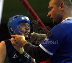 Nachwuchsveranstaltung Box-Club-Ingolstadt - Der 11-jährige Nachwuchsboxer Egor Graf vom BC Ingolstadt hier mit Trainer  Stefan Lamoly nach dem Kampf, den er leider knapp nach Punkten gegen den erfahrenen Anton Windermut vom ASV Hepping