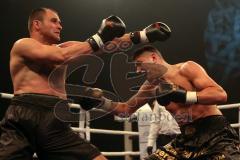 Fight-Night Profi-Boxen - München - Eisbach Studios  - Profi Debüt - Emre Cukur (München) - Dejan Krneta (Bosnien Herzegowina) - Cukur Sieger nach Punkten, rechts