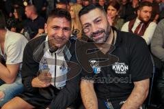 Fight-Night Profi-Boxen - München - Eisbach Studios  - Profi Debüt - Emre Cukur (München) - Dejan Krneta (Bosnien Herzegowina) - Cukur Sieger nach Punkten mit Vater Levent Cukur rechts