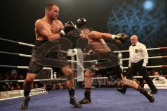 Fight-Night Profi-Boxen - München - Eisbach Studios  - Profi Debüt - Emre Cukur (München) - Dejan Krneta (Bosnien Herzegowina) - Cukur Sieger nach Punkten, rechts