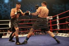 Fight-Night Profi-Boxen - München - Eisbach Studios  - Profi Debüt - Emre Cukur (München) - Dejan Krneta (Bosnien Herzegowina) - Cukur Sieger nach Punkten, links