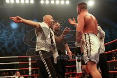 Fight-Night Profi-Boxen - München - Astrit Klimenta (weiße Hose Austria) gegen Andrej Pesic (schwarze Hose Serbien). Abbruch wegen Unsportlichkeit. Münchener Trainer Alexander Petkovic schlägt zurück mit Faust