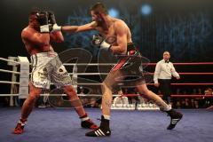 Fight-Night Profi-Boxen - München - Astrit Klimenta (weiße Hose Austria) gegen Andrej Pesic (schwarze Hose Serbien)