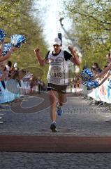 Klaus Mannweiler im Zieleinlauf  beim Ingolstädter Halbmarathon 2010