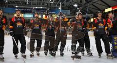 Spieler Deutschlands hüpfen nach dem Spiel nach dem angegebenen Tackt der Deutschen Fans in der Saturn Arena