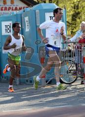 Thoms Straßmeir verfolgt von Gemechu Arasa beim Ingolstädter Halbmarathon 2010