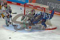 Penny DEL - Eishockey - Saison 2021/22 - ERC Ingolstadt - Eisbären Berlin -  Torwart Tobias Ancicka (Nr.45 - Eisbären Berlin) - Wojciech Stachowiak (#19 ERCI) mit einer Flugeinlage - - Foto: Jürgen Meyer