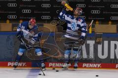 DEL - Eishockey - Saison 2020/21 - ERC Ingolstadt - Krefeld Pinguine - Wayne Simpson (#21 ERCI) - Daniel Pietta (#86 ERCI) beim warm machen - Foto: Jürgen Meyer