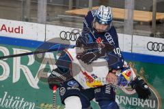Penny DEL - Eishockey - Saison 2021/22 - ERC Ingolstadt - EHC Red Bull München -  Mirko Höflin (#10 ERCI) - Justin Schütz (#18 München) - Foto: Jürgen Meyer