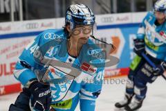 Penny DEL - Eishockey - Saison 2021/22 - ERC Ingolstadt - Krefeld Pinguine - Tim McGauley (#23 ERCI) beim warm machen  -  Foto: Jürgen Meyer