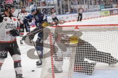 DEL - ERC Ingolstadt - Kölner Haie - Mirko Höfflin (10 - ERC) Torwart Justin Pogge (Nr.49 - Kölner Haie)