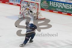 Penny DEL - Eishockey - Saison 2021/22 - ERC Ingolstadt - Red Bull München - Daniel Pietta (#86 ERCI) - Danny aus den Birken Torwart (#33 München) -  Foto: Jürgen Meyer