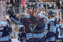 DEL; Playoffs; ERC Ingolstadt - DEG Düsseldorf; Sieg Jubel Freude Halbfinale Spieler bedanken sich bei den Fans Fabio Wagner (5 - ERC)