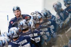 Penny DEL - Eishockey - Saison 2021/22 - ERC Ingolstadt - Augsburger Panther - Der 4:1 Führungstreffer durch Wayne Simpson (#21 ERCI) - jubel - Abklatschen bei den Mitspielern - Foto: Stefan Bösl