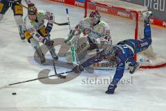 Penny DEL - Eishockey - Saison 2021/22 - ERC Ingolstadt - Eisbären Berlin -  Torwart Tobias Ancicka (Nr.45 - Eisbären Berlin) - Wojciech Stachowiak (#19 ERCI) mit einer Flugeinlage - - Foto: Jürgen Meyer