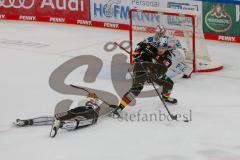 Penny DEL - Eishockey - Saison 2021/22 - ERC Ingolstadt - Fishtown Pinguin Bremerhaven - B.Maxwell Torwart Bremerhafen  - Louis-Marc Aubry (#11 ERCI) -  Foto: Jürgen Meyer