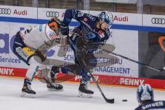 DEL - Eishockey - ERC Ingolstadt - Eisbären Berlin - Emil Quaas (20 - ERC) Eric Mik (12 - Berlin) Zweikampf