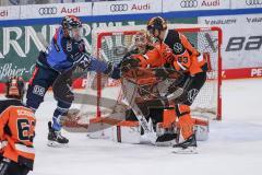 DEL; ERC Ingolstadt - Grizzlys Wolfburg; Wayne Simpson (Nr.21 - ERC) Torwart Dustin Strahlmeier (Nr.1 - Grizzlys) Spencer Machacek (Nr.93 - Grizzlys)