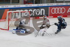 Penny DEL - Eishockey - Saison 2021/22 - ERC Ingolstadt - Red Bull München - Kevin Reich Torwart (#35 ERCI) - Justin Schütz (#18 München) - Daniel Pietta (#86 ERCI) -  Foto: Jürgen Meyer