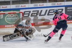 DEL - ERC Ingolstadt - Nürnberg Ice Tigers; Louis-Marc Aubry (11 - ERC) Torwart Niklas Treutle (Nr.31 - Nürnberg Ice Tigers)